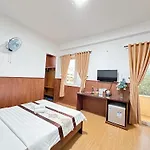 Nhat Minh Etown & Airport Hotel